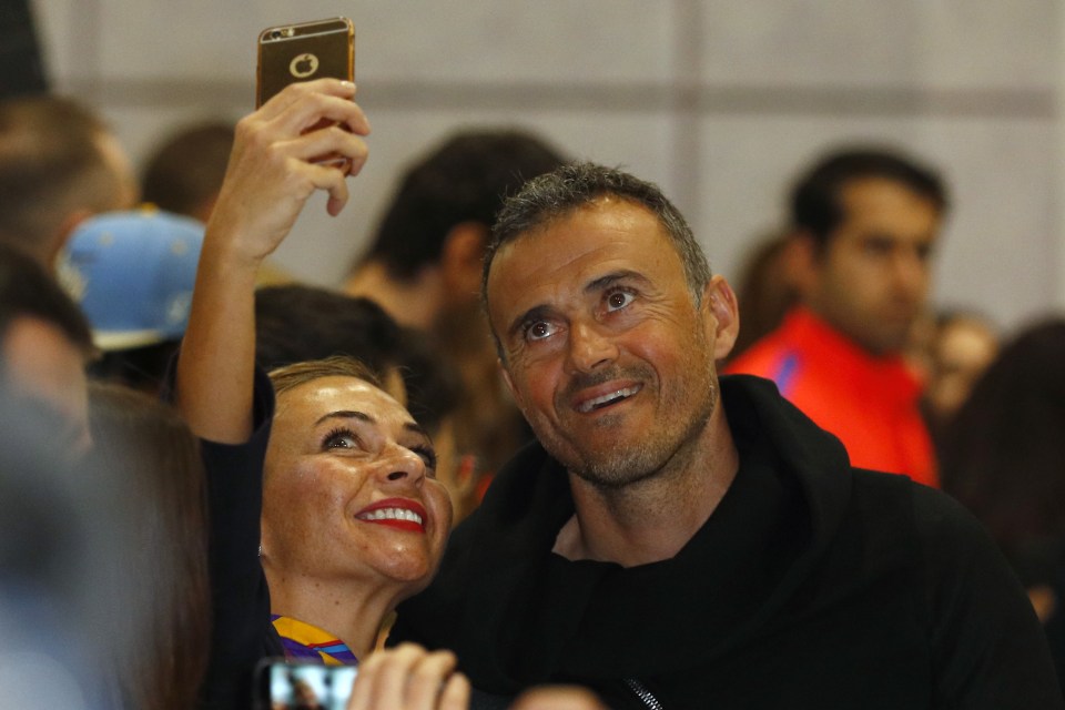  Luis Enrique smiled with a woman as he posed for a selfie