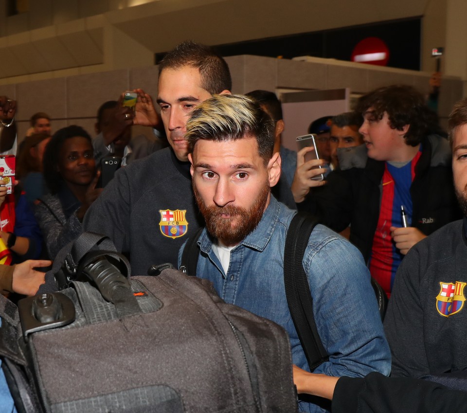  Lionel Messi was surrounded by fans after landing in Manchester Airport