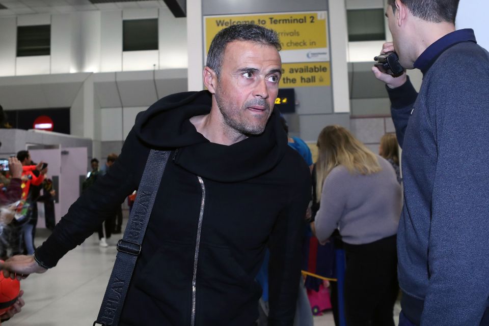  Barcelona boss Luis Enrique boarded the plane without Marlon after passport gaffe