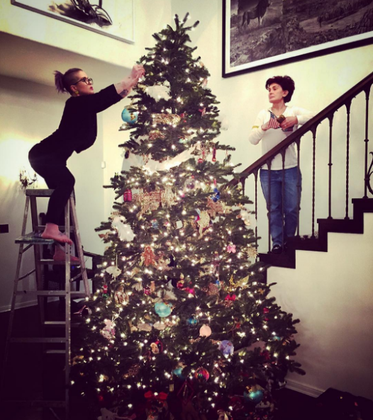  Sharon Osbourne and her daughter Kelly were eager to get the tree decorated before Ozzy comes home from his tour