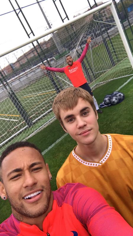  Bieber poses with his pal Neymar as Rafinha photobombs them