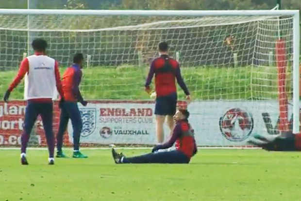  Jesse Lingard, who tried to dive in the way, laughs in amazement at what he witnessed