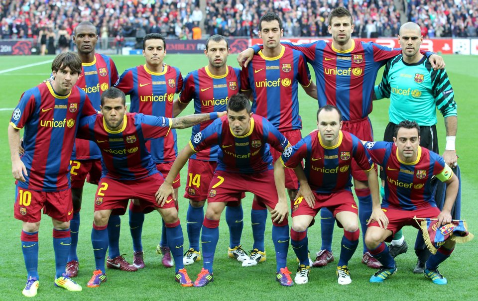 epa02756737 FC Barcelona players (back L-R) Eric Abidal, Pedro Rodriguez, Javier Mascherano, Sergio Busquets, Gerard Pique, goalkeeper Victor Valdes (front L-R) Lionel Messi, Daniel Alves, David Villa, Andres Iniesta and captain Hernandes Xavi pose for a team photo prior to the UEFA Champions League final between FC Barcelona and Manchester United at the Wembley Stadium, London, Britain, 28 May 2011. EPA/FELIPE TRUEBA