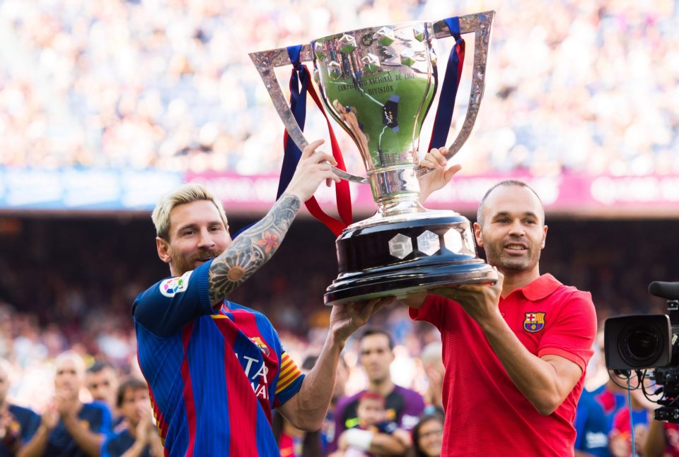 BARCELONA, SPAIN - AUGUST 20: Lionel Messi (L) and Andres Iniesta (R) of FC Barcelona lift up the Spanish La Liga 2015-2016 season trophy before the La Liga match between FC Barcelona and Real Betis Balompie at Camp Nou on August 20, 2016 in Barcelona, Spain. (Photo by Alex Caparros/Getty Images)