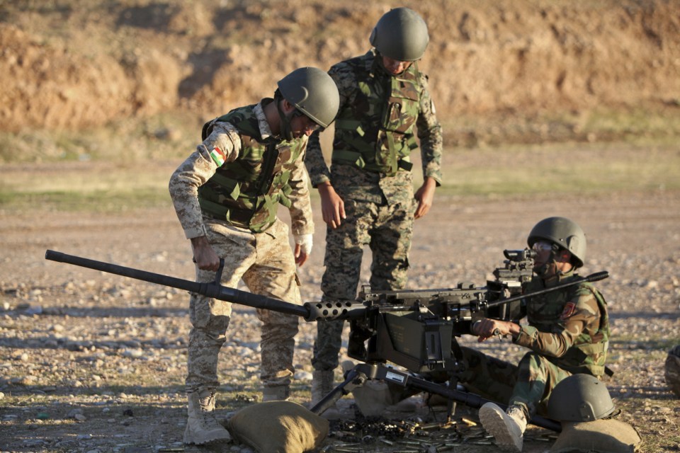 Kurdish Peshmerga fighters undergo training by British soldiers