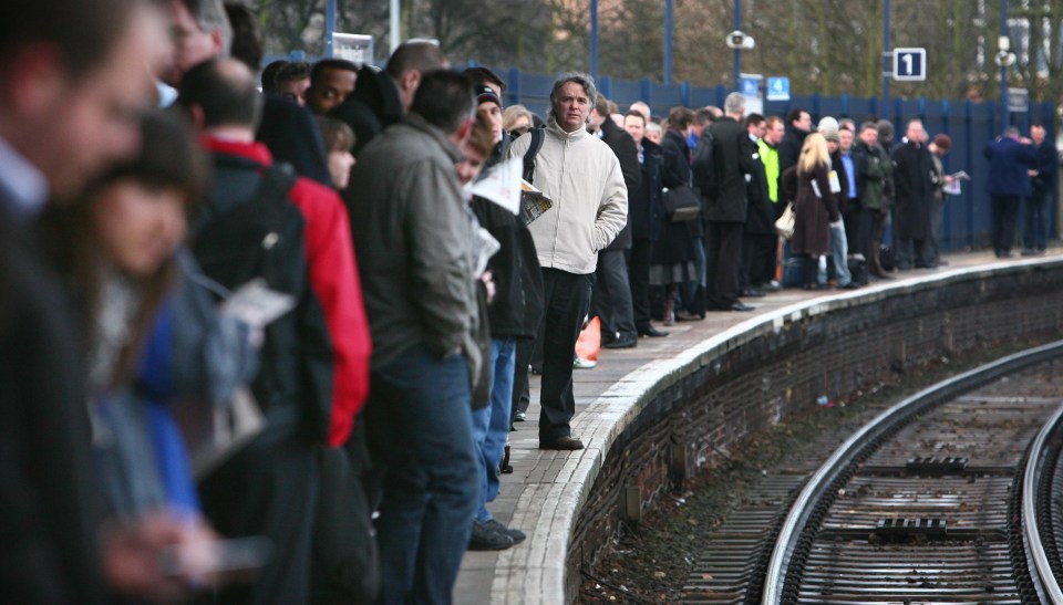  Trains have been left unable to run after overhead wires were damaged at Luton