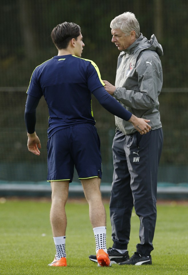  Hector Bellerin with manager Arsene Wenger during training