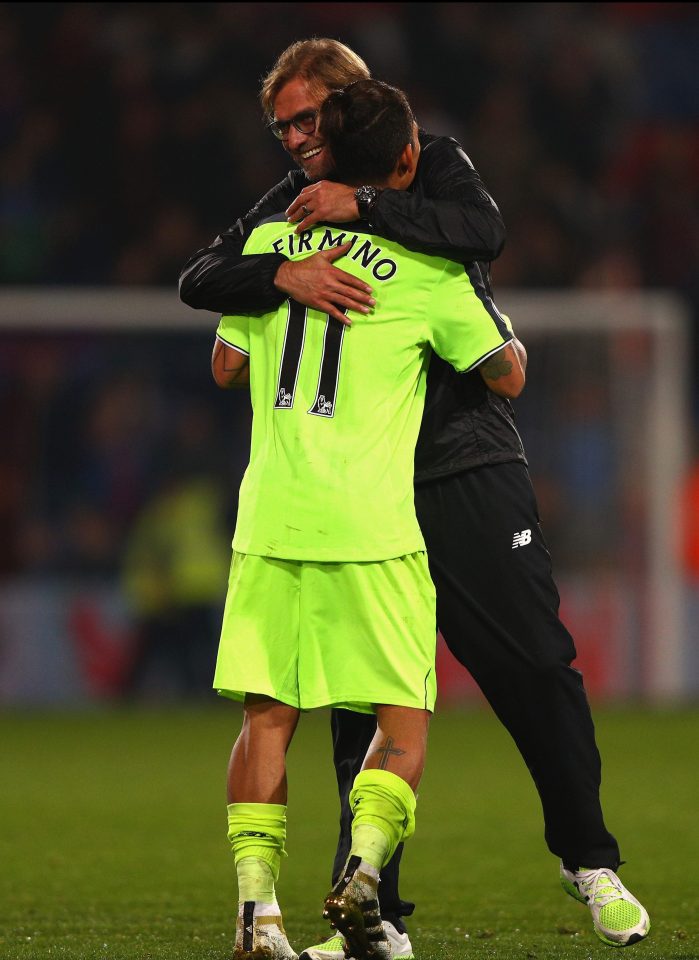  Roberto Firmino celebrates Liverpool's 4-2 victory at Crystal Palace with manager Jurgen Klopp