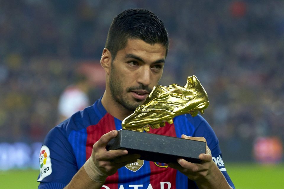  Suarez's goalscoring form shows no signs of letting up, here he is showing off the 2015-16 Golden Boot for La Liga