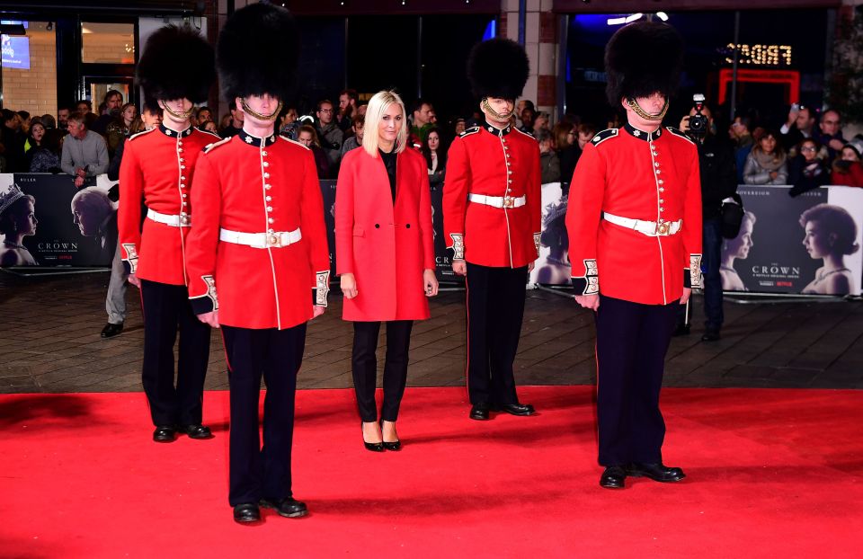  Jenni Falconer posed with actors dressed like the Queen's Guards