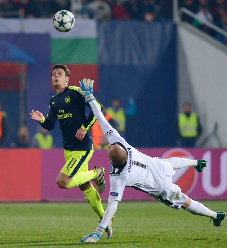  Mesut Ozil chipped the ball over Ludogorets keeper Milan Morjan in the build-up to the winner