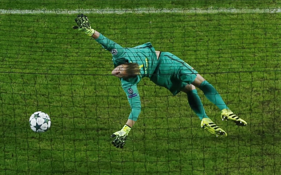  Ter Stegen claims he couldn't see over the wall