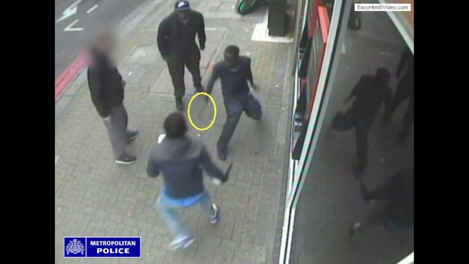 A suspect lunges at a man with a knife on Tooting High Street