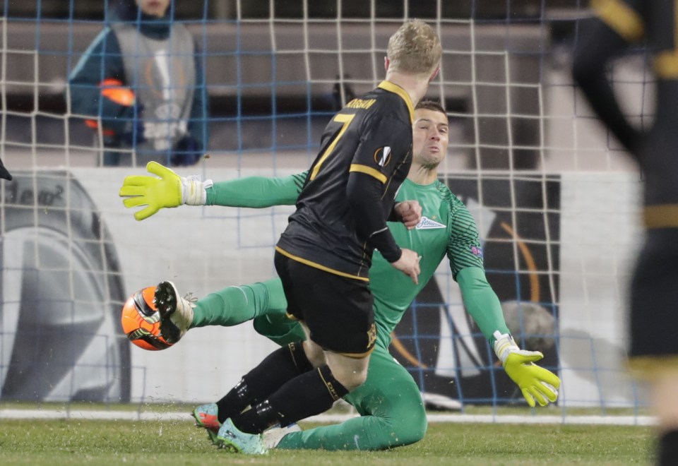  Horgan scores against Zenit's goalkeeper Mikhail Kerzhakov