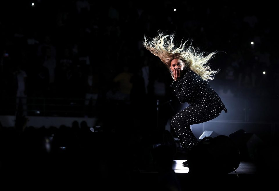  Beyonce belted out a medley of her hits, including feminist anthems like Independent Women and Run the World