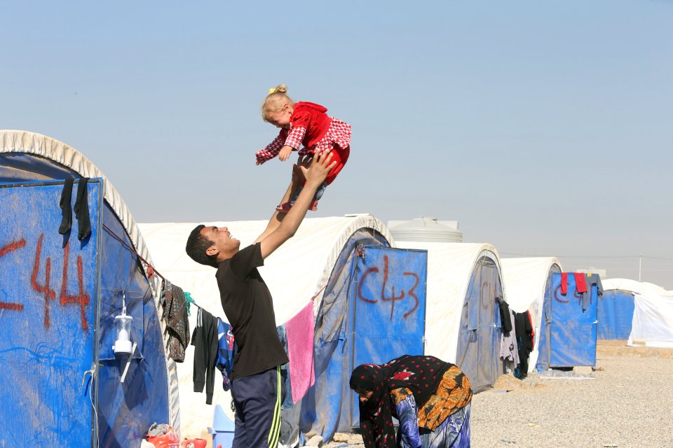  Iraqi dad reaches the sanctuary of a refugee camp with his child