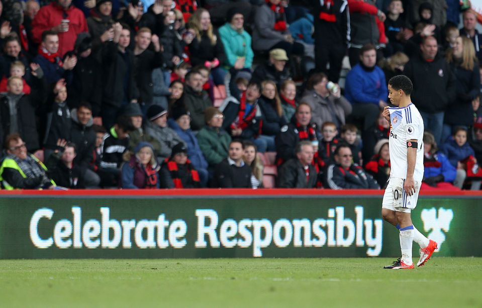  Steven Pienaar was sent off for a rash challenge which saw him get a second yellow from Mike Dean