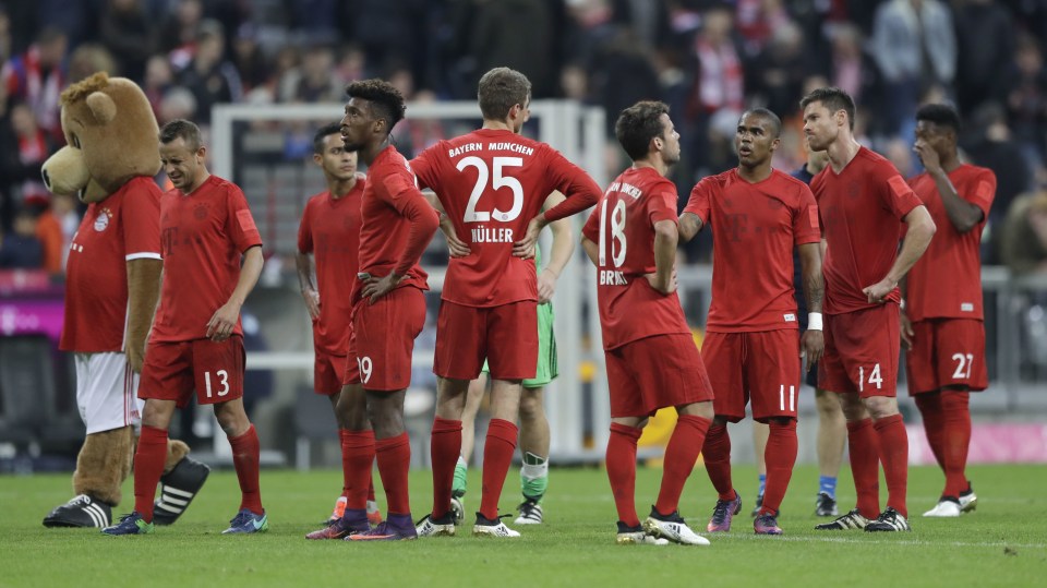 Bayern players gather after the German Bundesliga soccer match between FC Bayern Munich and TSG 1899 Hoffenheim at the Allianz Arena stadium in Munich, Germany, Saturday, Nov. 5, 2016. (AP Photo/Matthias Schrader)