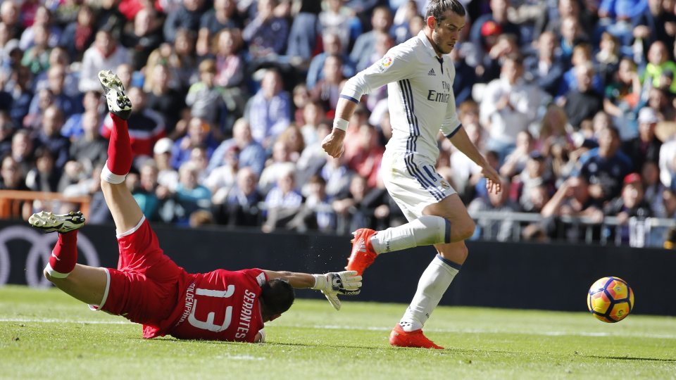  Gareth Bale rounds the goalkeeper to open the scoring against Leganes