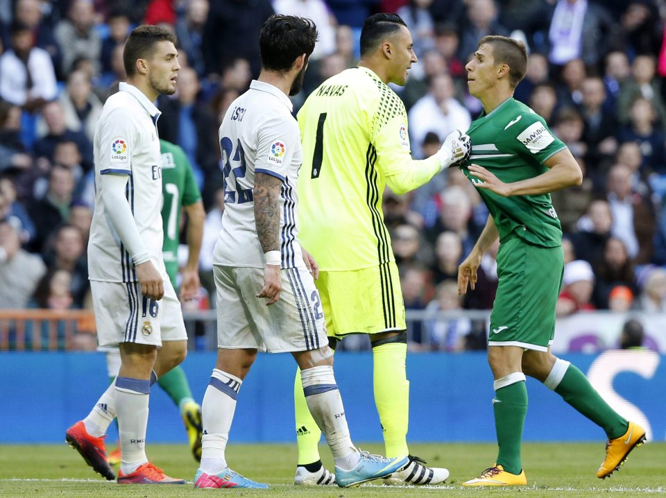  Keylor Navas confronts Alexander Szymanowski in surprisingly tense affair