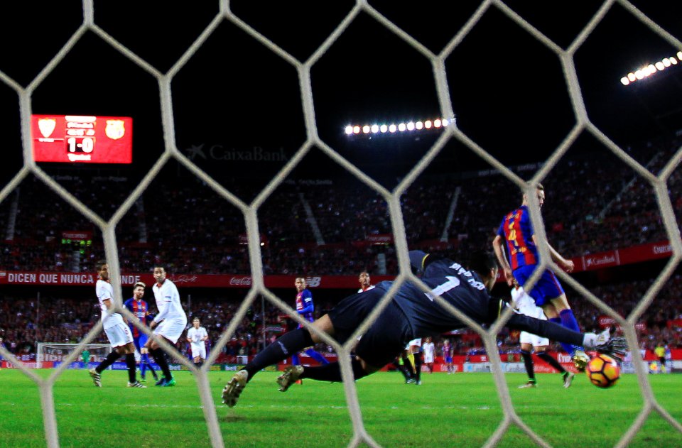  Lionel Messi had the last laugh as his goal helped Barcelona beat Sevilla 2-1