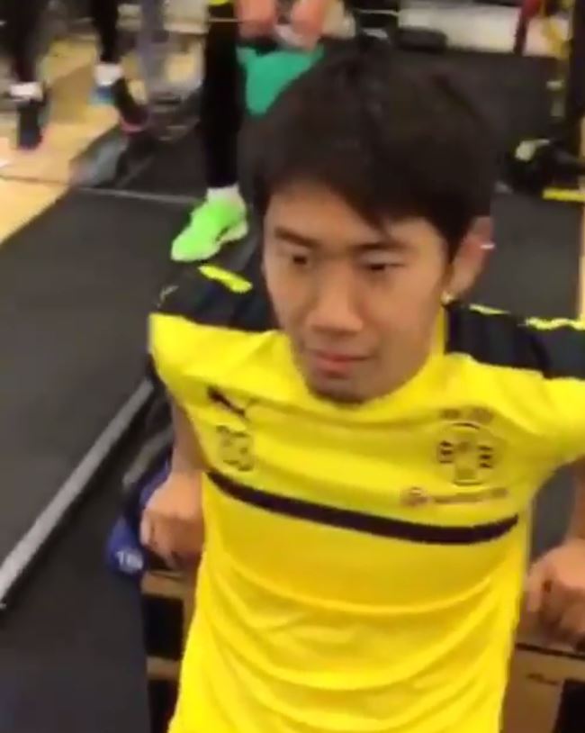  Ex-Manchester United man Shinji Kagawa is frozen in time performing some dips