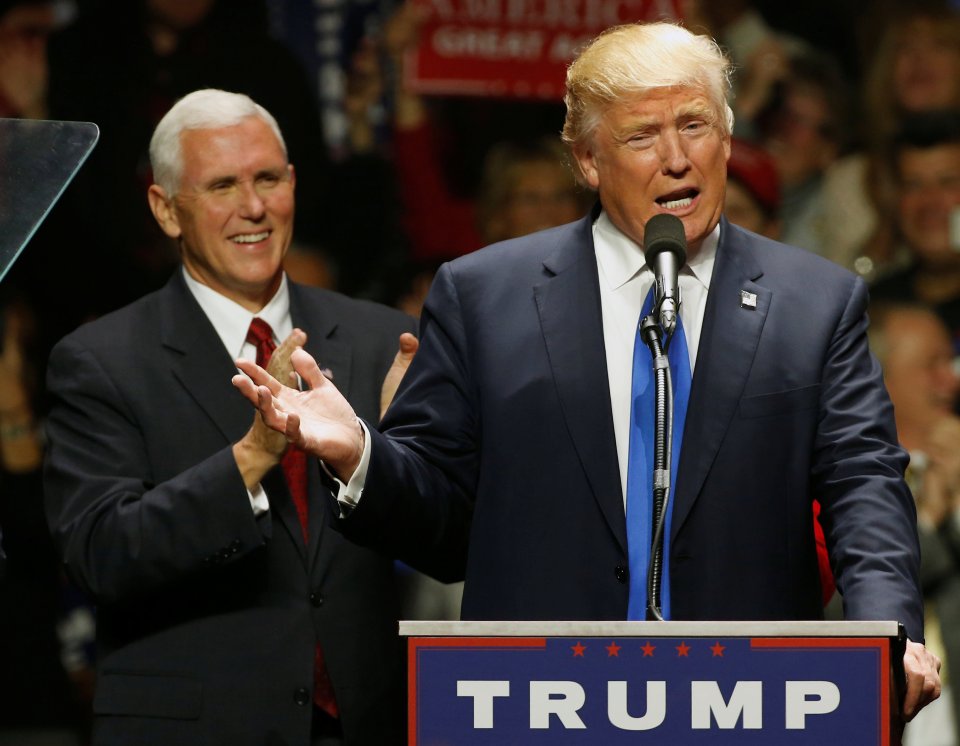  Trump and his running partner Pence at an arena in Manchester, NH