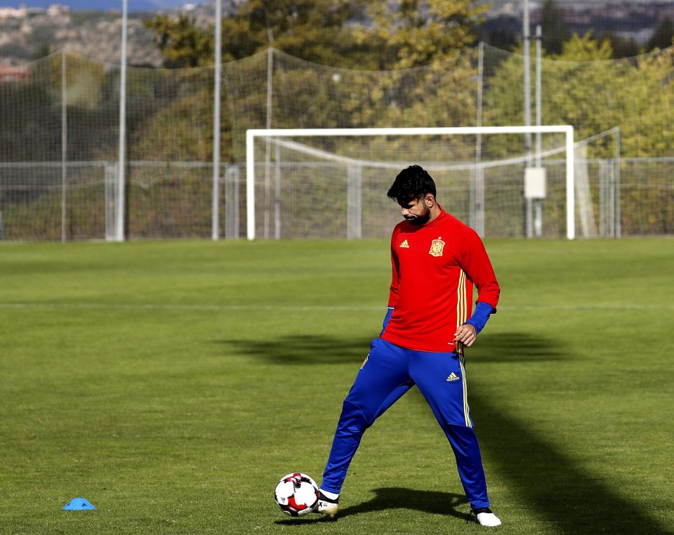  Diego Costa was pictured training alone as his Spain boss revealed he is carrying an injury