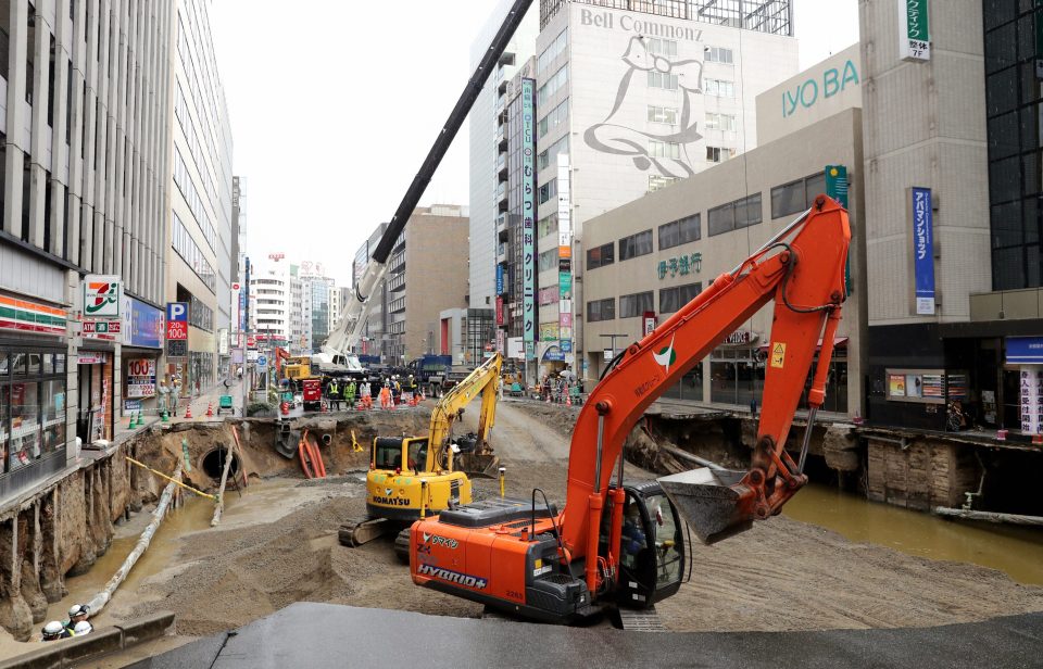  Repairmen poured huge amounts of sand and cement into the chasm