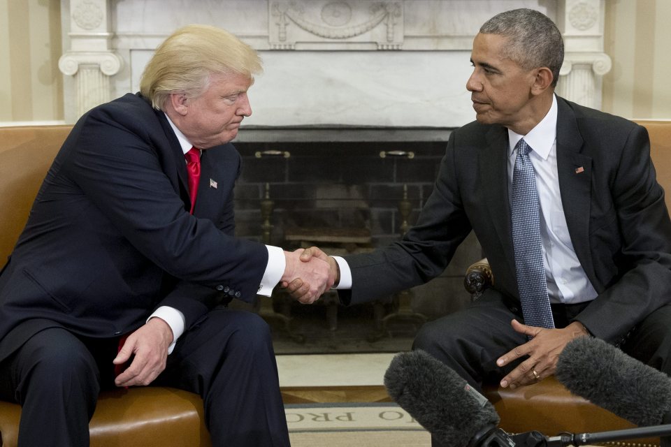  President Barack Obama (R) shakes hands with President-elect Donald Trump (L) at their meeting in the Oval Office of the White House