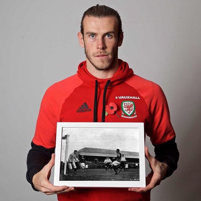  Gareth Bale holds a tribute to a former Wales player who died in conflict