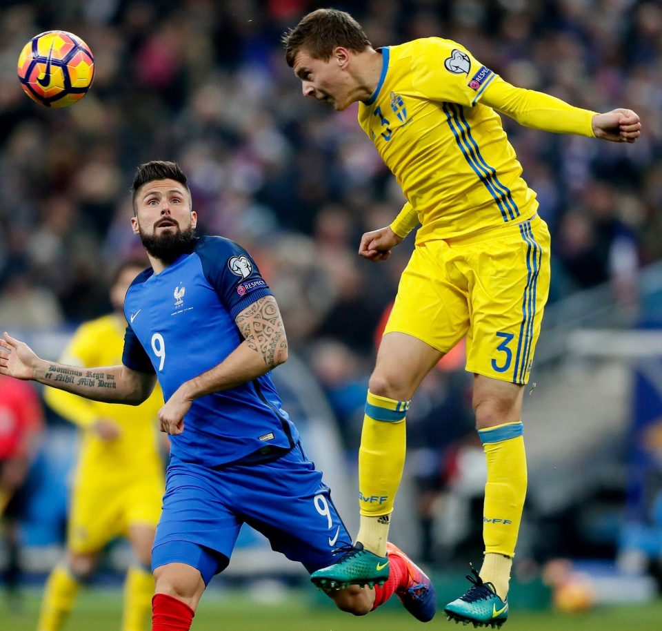  Sweden's Victor Lindelof right) vies with Frenchman Olivier Giroud during a World Cup qualifier