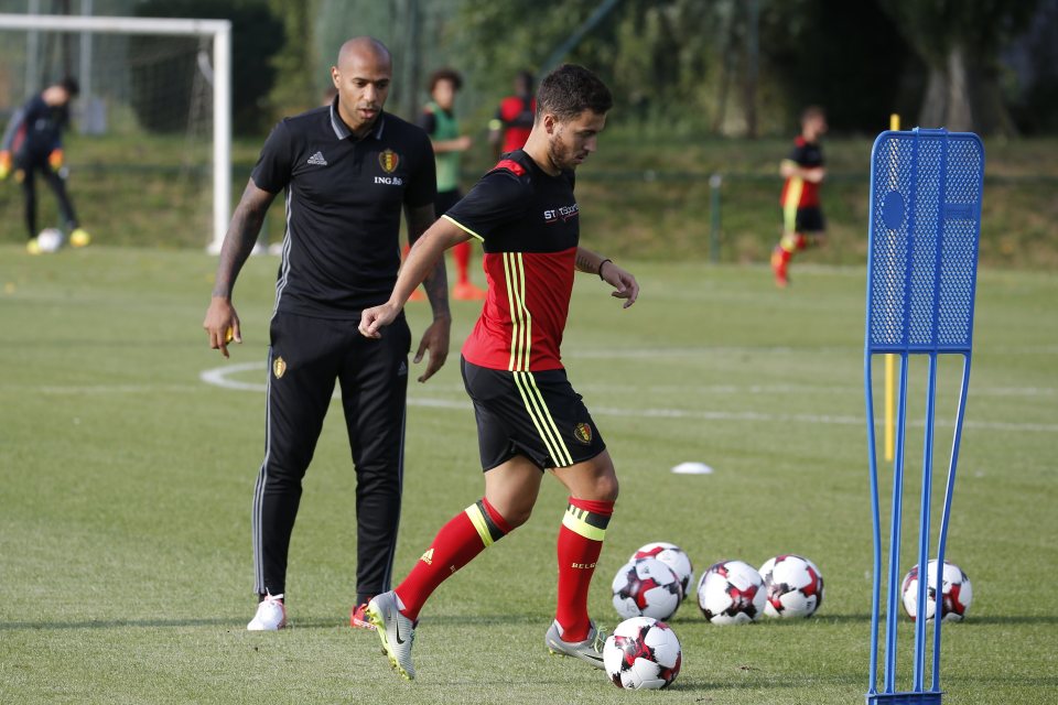  Thierry Henry coaches Eden Hazard in training