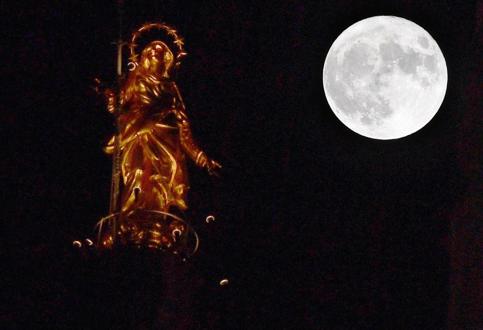  Clear skies in Milan, Italy, this evening as the full moon rises over the Duomo catherdral