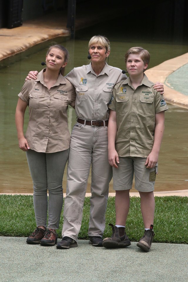  Mum Terri, daughter Bindi and son Robert celebrate Steve Irwin Day at the family's zoo in Queensland