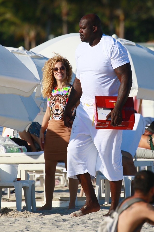  Shaquille O'Neal dwarfed his partner Laticia Rolle on the beach in Miami