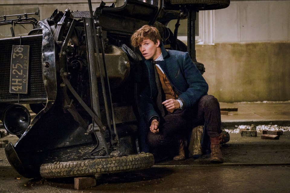  Newt dashes around New York trying to round up the magical beasts he has misplaced