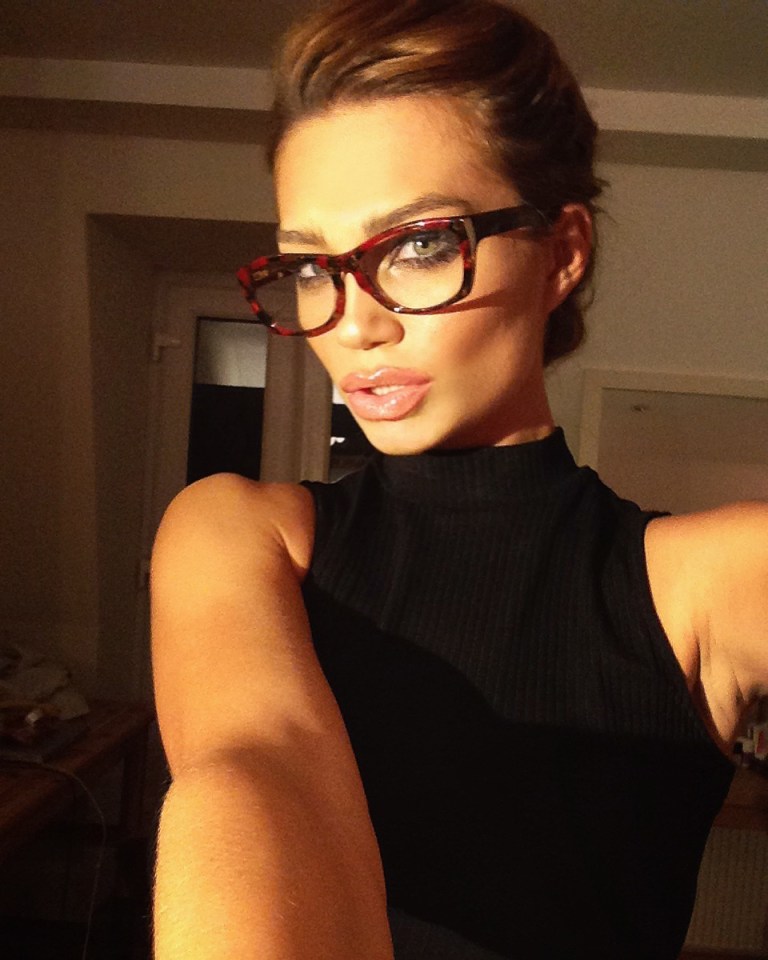  Natalie proves she has specs appeal in this saucy selfie