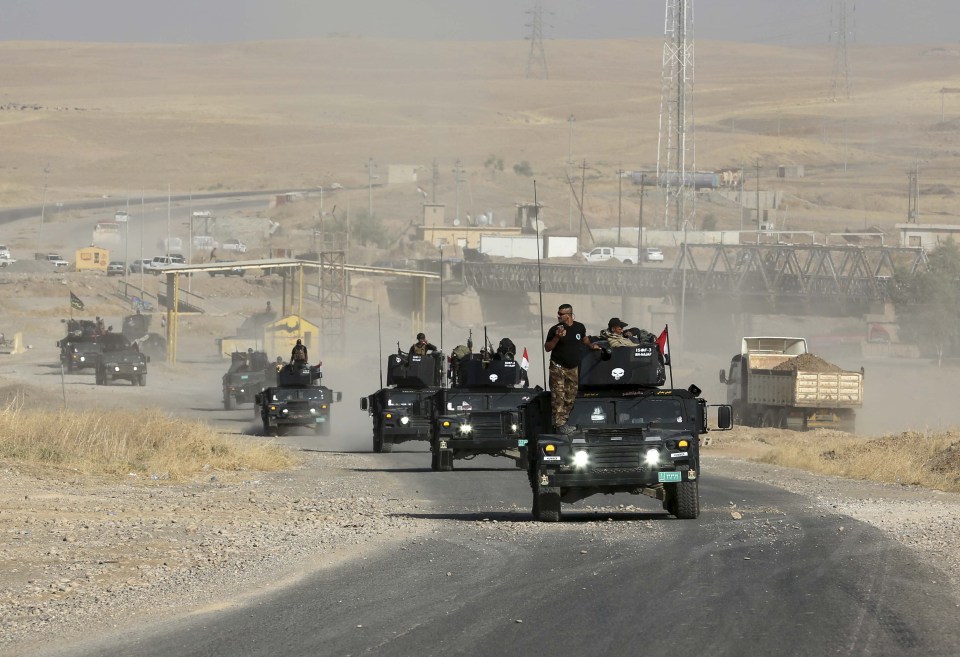  Iraqi special forces advance towards the city of Mosul ahead of another battle