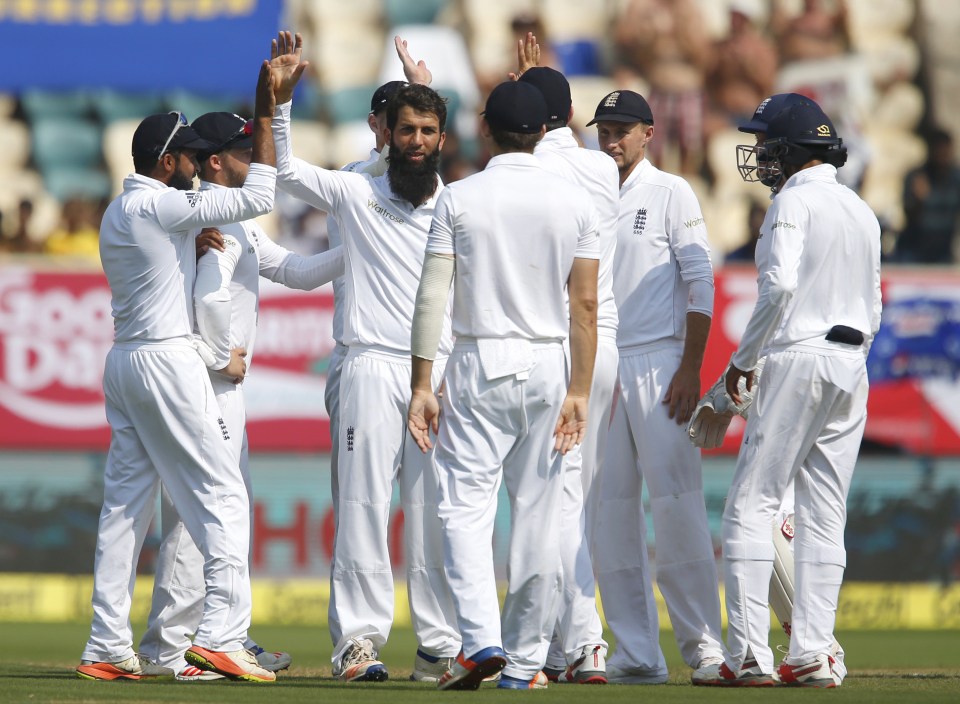  The England players celebrate with Moeen Ali after he snared India's Virat Kohli for 167