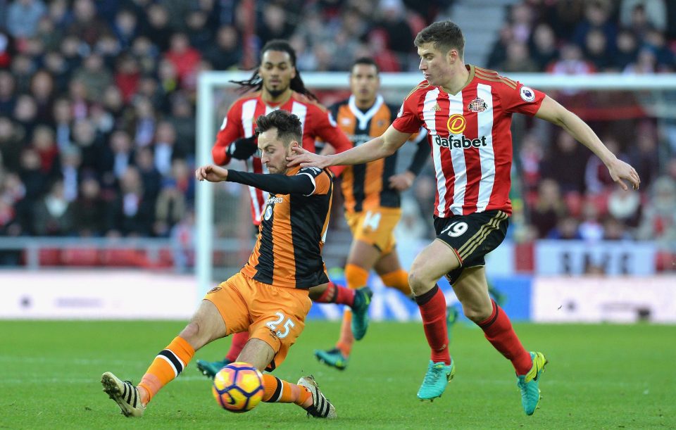  McNair (right) picked up the injury in Sunderland's 3-0 win over Hull