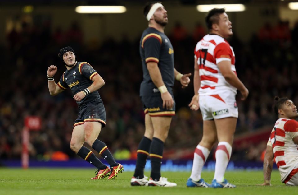  Sam Davies celebrates his match-winning drop goal against Japan