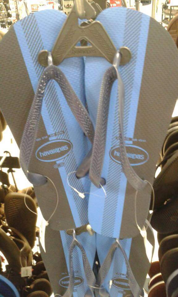  What colour do you see when you look at these flip flops?