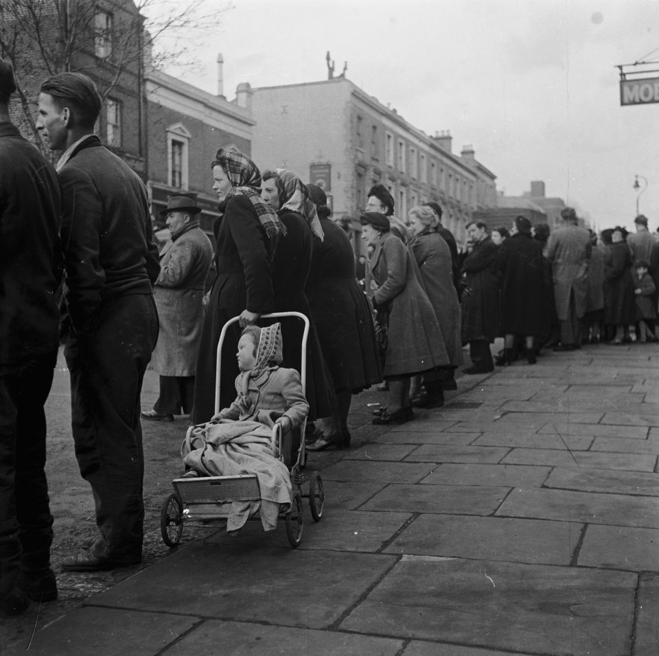  Crowds gathered to see Rillington Place at the height of the trial