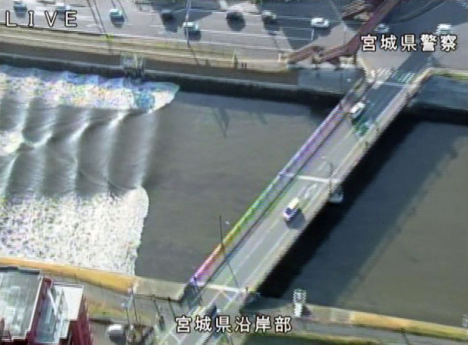  Waves had been expected to reach up to three metres in height, but eventually lapped at one metre. Terrified motorists awaited their fate on a bridge across the river