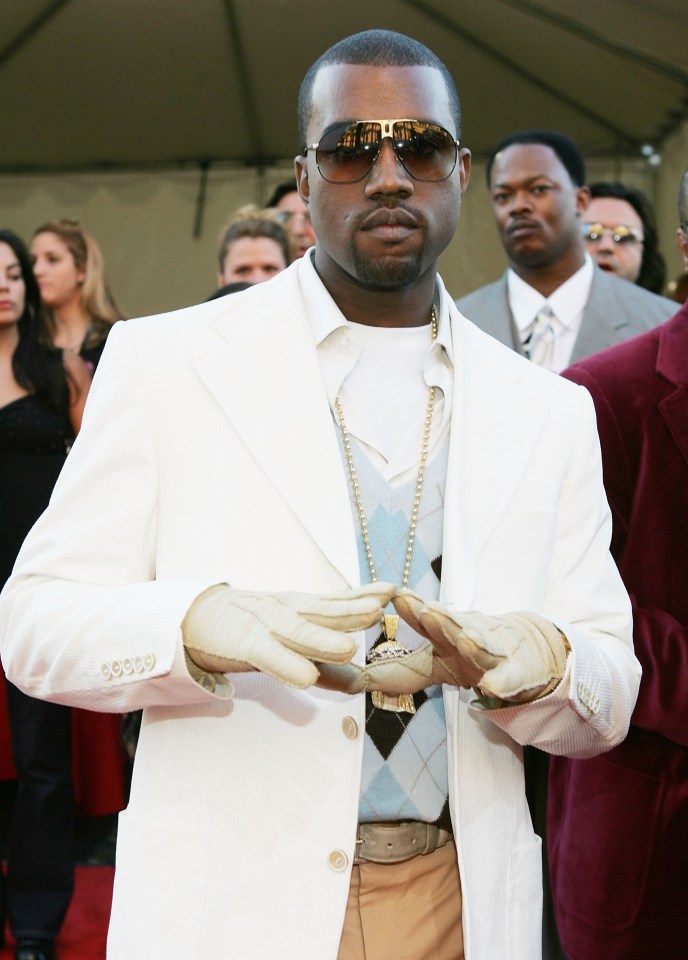  Kanye poses on the red carpet at the AMAs in 2004