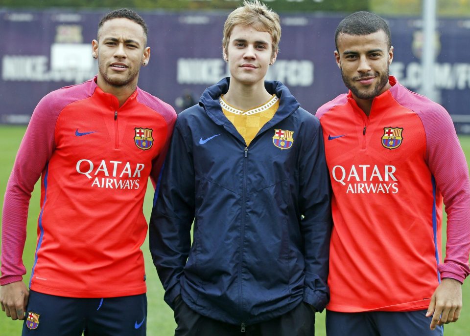  One for the camera...Bieber with Neymar and midfielder Alcantara