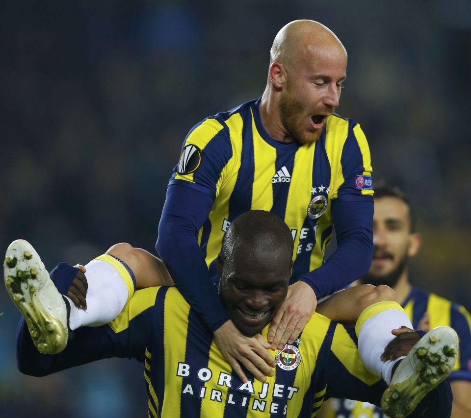  Fenerbahce top their group after 2-0 win in the Europa League