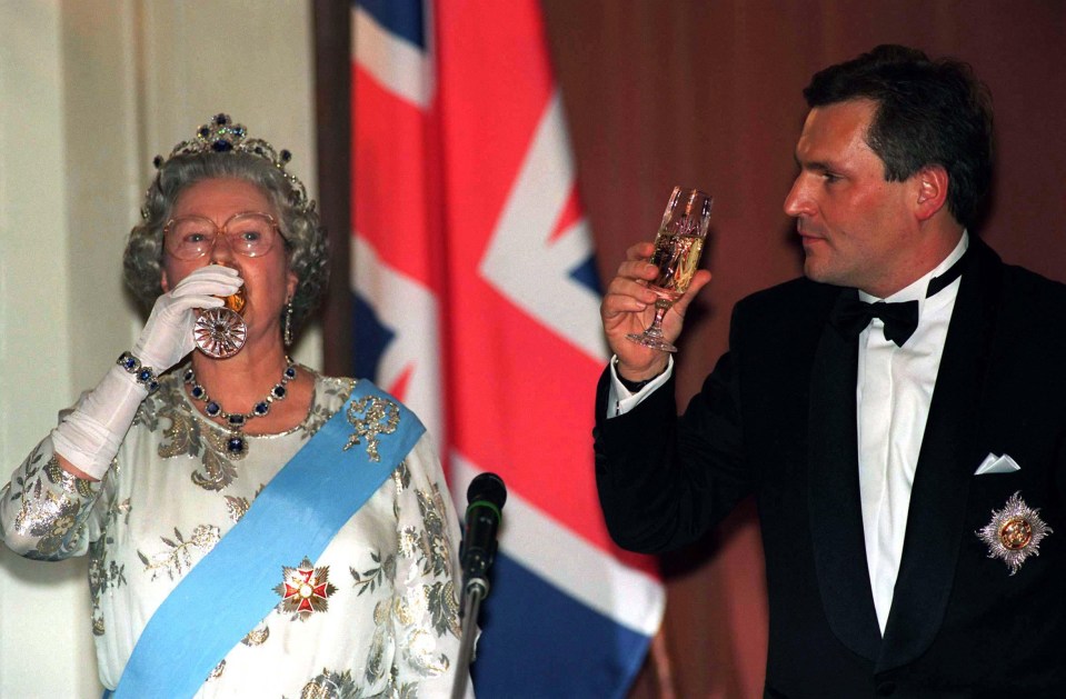  Queen and President Kwasniewski toasting each other drinking champagne in front of the Union Jack flag at a banquet in The Presidential Palace in Warsaw, Poland