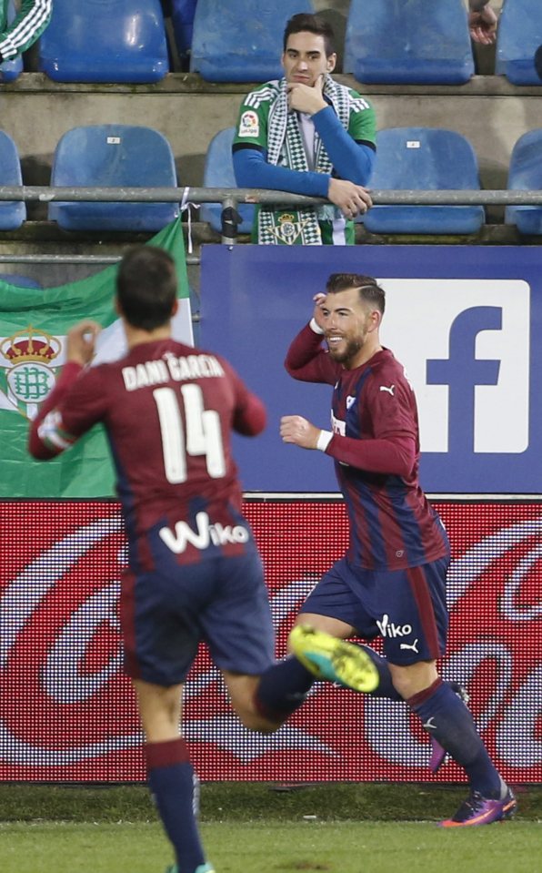  Sergi Enrich took advantage of some criminal defending a 3-1 win over Real Betis